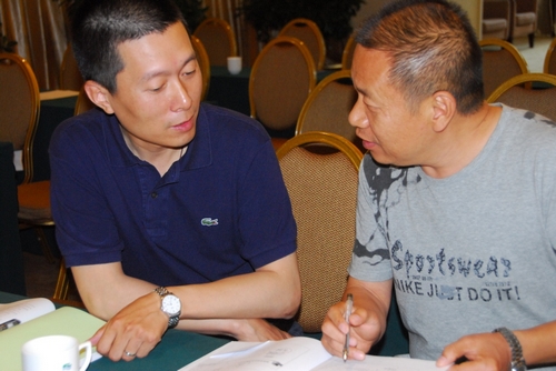 参会代表互相研讨